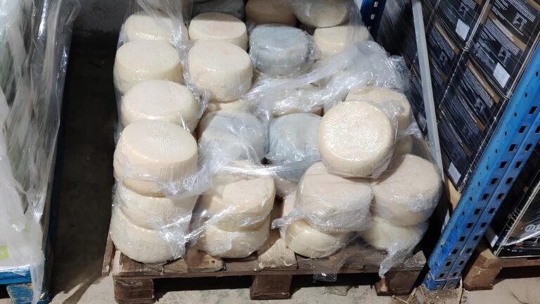 لحوم فاسدة وجبن سام ضبط أطنان من المواد الغذائية الفاسدة في أتيكا وغرامات تتجاوز 157 ألف يورو