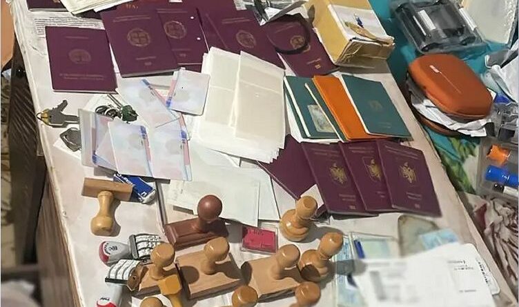 Αθήνα تفكيك شبكة تزوير وتهريب دولية: وثائق سفر مزورة passports وعمليات تهريب من athens بأرباح بالملايين