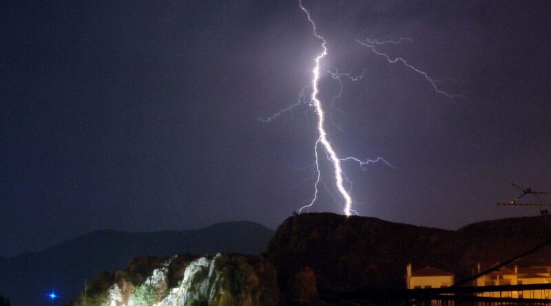 توقعات weather في Greece عواصف رعدية وبرد تضرب Athens