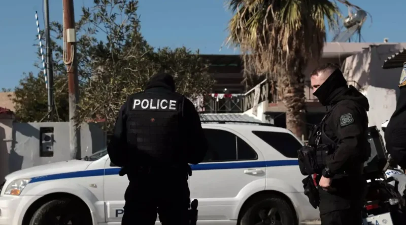 تفكيك شبكة تهريب مهاجرين وتزوير وثائق في αθήνα اعتقال 12 شخصا بينهم زعيم العصابة