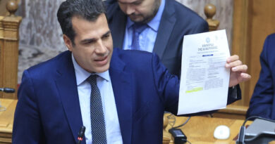 البرلمان اليوناني يعلق اللجوء لثلاثة أشهر وسط موجة هجرة غير مسبوقة