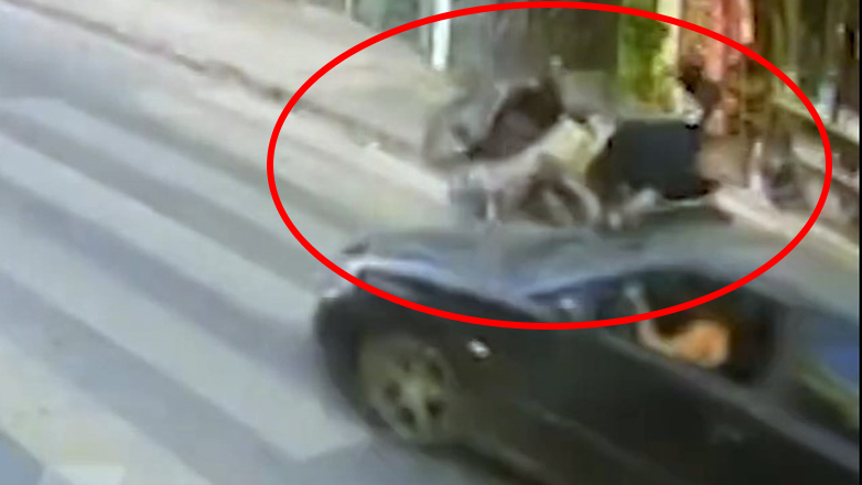 هيراكليون سائق سيارة متهور يصدم موزعا ويهرب بطريقة صادمة والكاميرا توثق اللحظة المرعبة