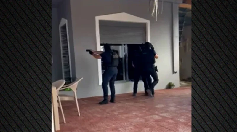 شاهد بالفيديو مداهمات شرطية في أسبروبيرغوس تضبط أسلحة وكابلات كهربائية مسروقة واعتقالات