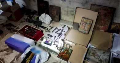 Weapons arsenal found in garbage bin in Athens suburb