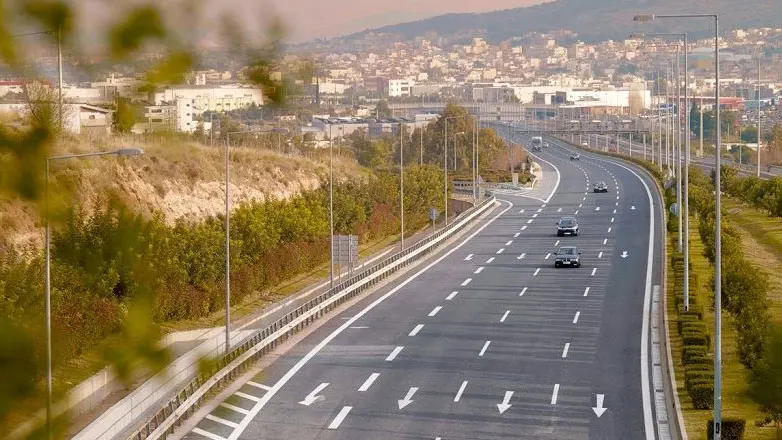 Attiki Odos Woman Drives in Emergency Lane Despite License Suspension