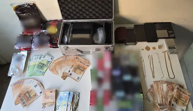 Arrest of a Man in Omonia in Possession of Stolen Gold Cash and Contraband