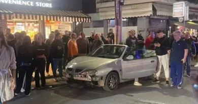Shocking Scene in Peristeri: Car Hits Mother and Child While Crossing the Road