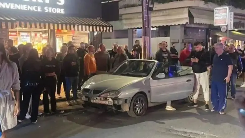 Shocking Scene in Peristeri: Car Hits Mother and Child While Crossing the Road